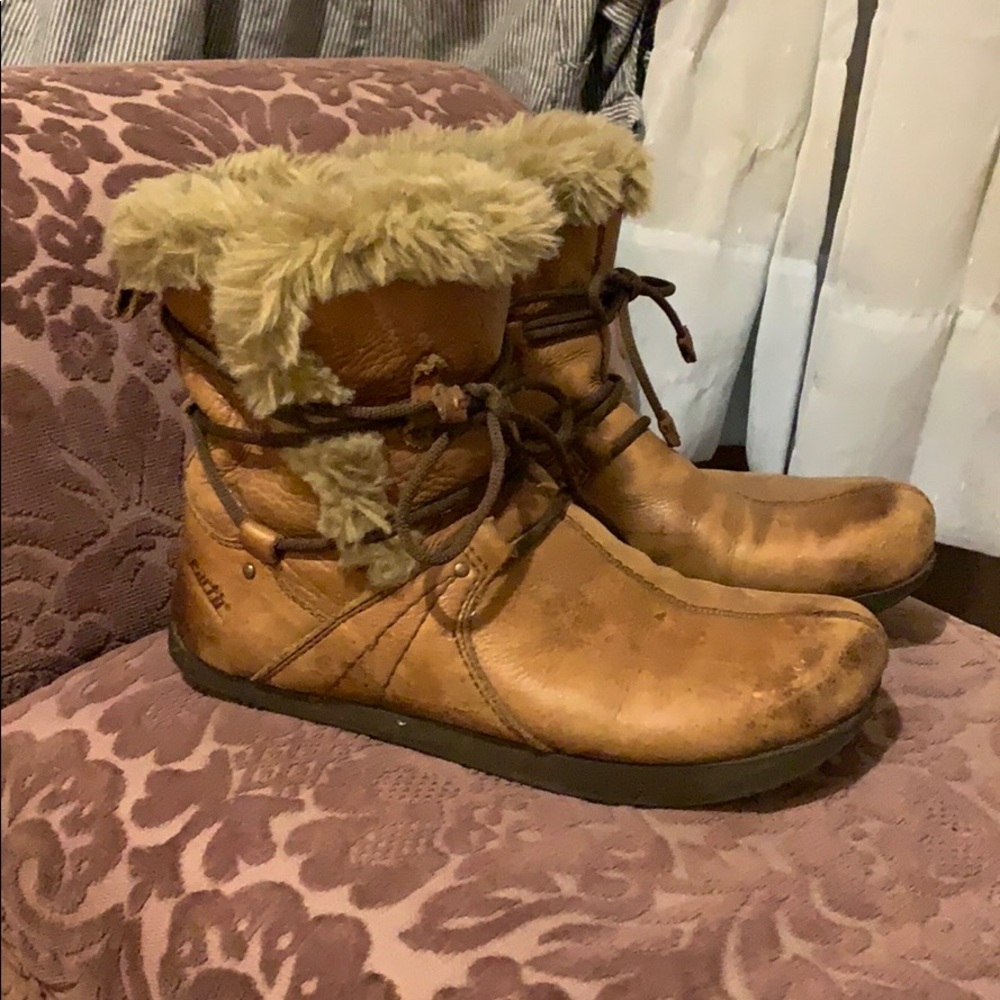 Earth Shoes fur trimmed booties. 6.5